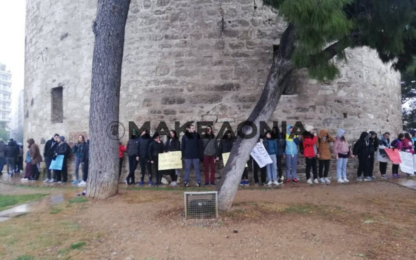Θεσσαλονίκη: Ανθρώπινη αλυσίδα γύρω από τον Λευκό Πύργο σχημάτισαν οι φοιτητές των ΤΕΦΑΑ (Βίντεο)