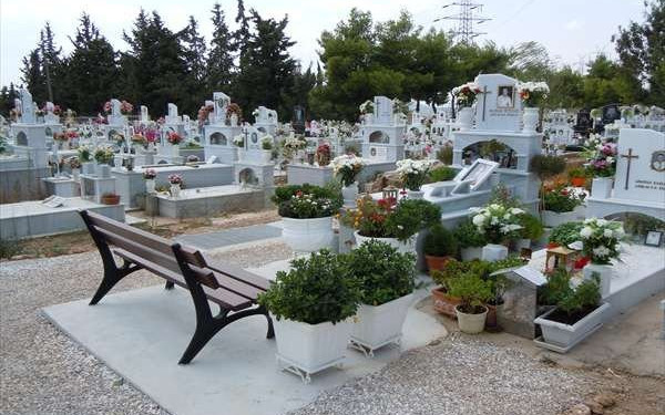  Κρήτη: Άγριος οικογενειακός καβγάς σε νεκροταφείο - Αδέρφια πιάστηκαν στα χέρια