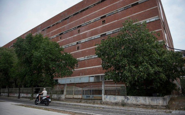 Το “κόκκινο” καπνομάγαζο ξαναβρίσκει την αίγλη του – Απομακρύνονται τόνοι μπάζων και σκουπιδιών