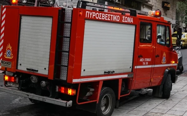 Κορωπί: Ξέσπασε πυρκαγιά σε χώρο ανακύκλωσης οχημάτων - Δύο τραυματίες