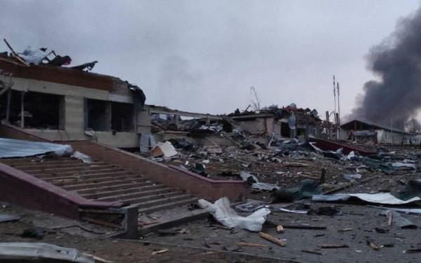 Ουκρανία - Συγκλονιστική φωτογραφία: Γιατροί κάνουν εγχείρηση καρδιάς χωρίς φως