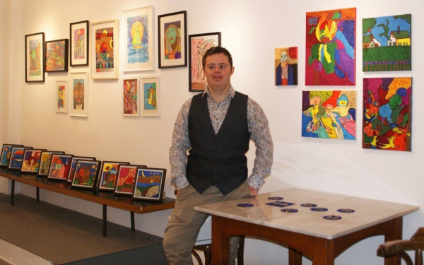 Το περιστέρι της ειρήνης στην έκθεση ζωγραφικής του Ορέστη Χιώτη, ενός 25χρονου με σύνδρομο Down (φωτ.)