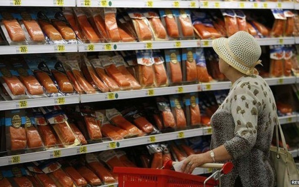 Ρωσία: Άλλαξε τα ταμπελάκια σε σούπερ μάρκετ με αντιπολεμικά συνθήματα και κινδυνεύει με δέκα χρόνια φυλάκιση 