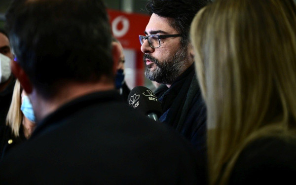 Στην Ελλάδα ο πρόξενος Ανδρουλάκης: «Αυτή τη στιγμή χτυπιούνται άμαχοι, τυφλά και ανεξέλεγκτα» (βίντεο, φωτ.)
