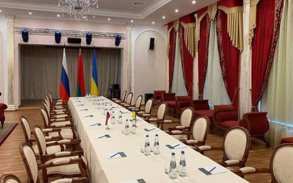 Κίεβο προς διαπραγματευτές: "Μη φάτε, μην πιείτε και μην αγγίξετε επιφάνειες"