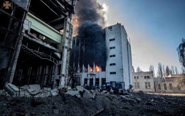 Ουκρανία: Τουλάχιστον έξι νεκροί από ρωσικούς βομβαρδισμούς στην πόλη Κουράχοβε