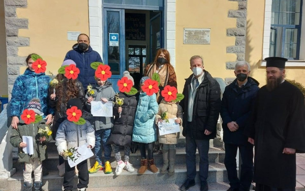 Αλμωπία: Με ποντιακή λύρα και λουλούδια στα χέρια υποδέχθηκαν οι μικροί μαθητές οκτώ προσφυγόπουλα από την Ουκρανία (φωτ.)