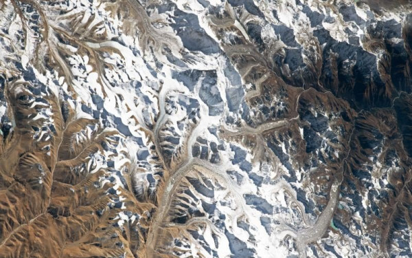  Έβερεστ: "Η στέγη του κόσμου" σε φωτογραφία τραβηγμένη από αστροναύτη στον Διεθνή Διαστημικό Σταθμό