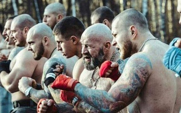 Οι πιο αδίστακτοι Ρώσοι χούλιγκαν πολεμούν ως μισθοφόροι στην Ουκρανία (βίντεο)