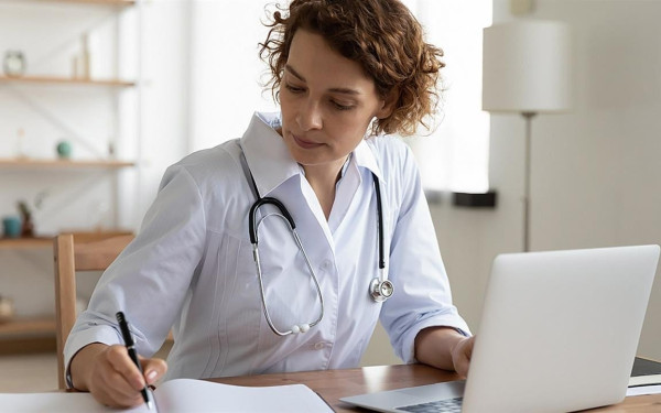 Brain drain -  5.400 γιατροί έφυγαν από τη χώρα τα τελευταία πέντε χρόνια