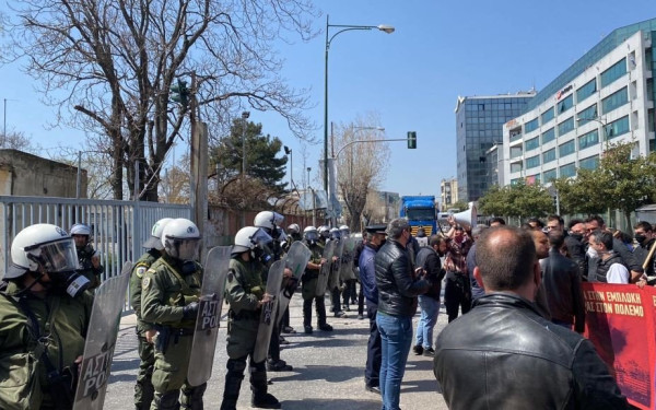 Ολοκληρώθηκε η συγκέντρωση ΓΣΕΕ στο ΕΚΘ -Προσαγωγές και ένας τραυματίας στην πορεία στο λιμάνι (βίντεο, φωτ.)