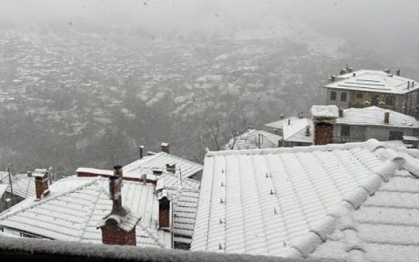 Έπεσαν τα πρώτα χιόνια στα ορεινά της Ηπείρου - Στα λευκά το Μέτσοβο