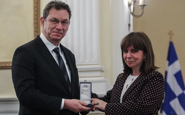 Η Κατερίνα Σακελλαροπούλου βράβευσε τον Άλμπερτ Μπουρλά για το έργο του