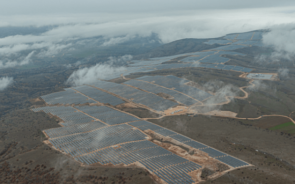Καθαρή και φθηνή ενέργεια από το μεγαλύτερο φωτοβολταϊκό πάρκο της χώρας 