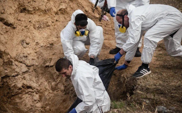 Φρίκη δίχως τέλος - Βρέθηκε ακόμη ένας ομαδικός τάφος σε πόλη που ανακατέλαβαν οι Ουκρανοί