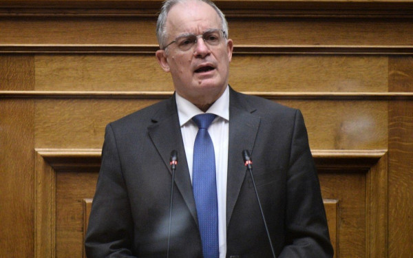 Τα κάλαντα των Χριστουγέννων στον Κώστα Τασούλα από σχολεία και συλλογικότητες