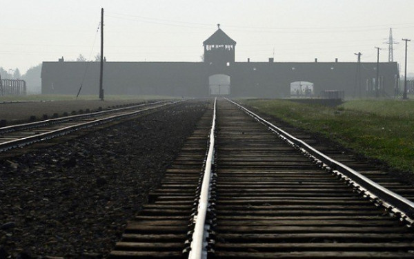 «Θυμόμαστε το παρελθόν, διαμορφώνουμε το αύριο»: Διάσκεψη της Κομισιόν για το Ολοκαύτωμα