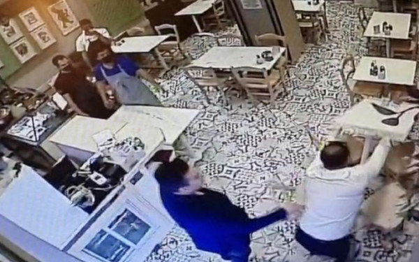 Τα έσπασαν όλα στο πατσατζίδικο του Τσαρούχα πελάτες που δεν είχαν πιστοποιητικό (βίντεο-φωτ.)