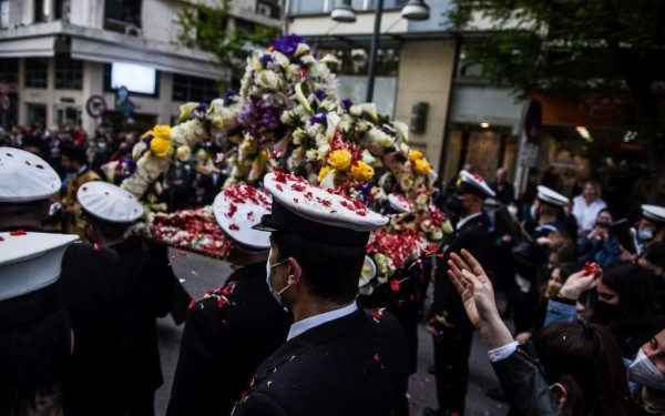 Θεσσαλονίκη: Ποια λουλούδια «πρωταγωνιστούν» το Πάσχα; - Από στεφάνια μέχρι επιτάφιους