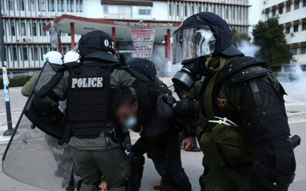 Νέα επεισόδια στο ΑΠΘ για το "Στέκι του Βιολογικού" -Δυο συλλήψεις και τραυματίας αστυνομικός (βίντεο, φωτ.)