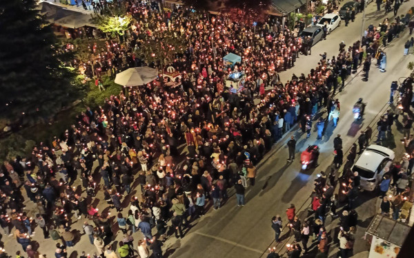 Εντυπωσιακές εικόνες από την συνάντηση τεσσάρων Επιταφίων στην Χαριλάου