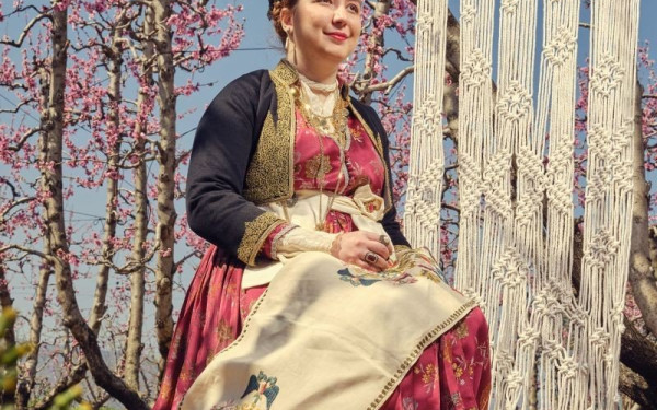 Μια φωτογράφιση για την ειρήνη στις ανθισμένες ροδακινιές της Βέροιας (Φωτ.)