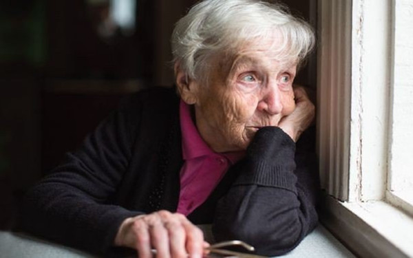 Πώς η κοινωνική απομόνωση και η μοναξιά συνδέονται με έμφραγμα ή εγκεφαλικό