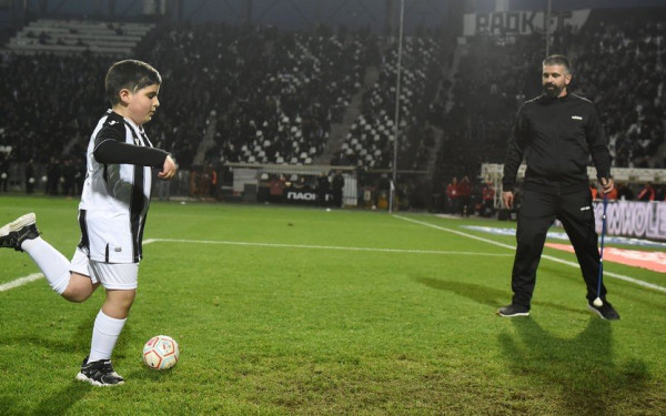 Μαθήματα ζωής από τον μικρό Λέανδρο που σήκωσε στο πόδι την Τούμπα (βίντεο)