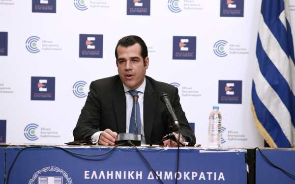 Στο νοσοκομείο ο Θάνος Πλεύρης μετά την επίθεση με τα γιαούρτια 