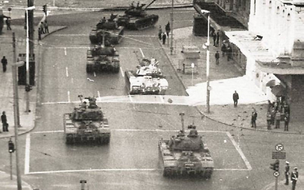 21η Απριλίου 1967: «…Προσοχή, προσοχή! Ο στρατός ανέλαβεν την διακυβέρνησιν της χώρας…» (Πρωτοσέλιδα της εποχής)