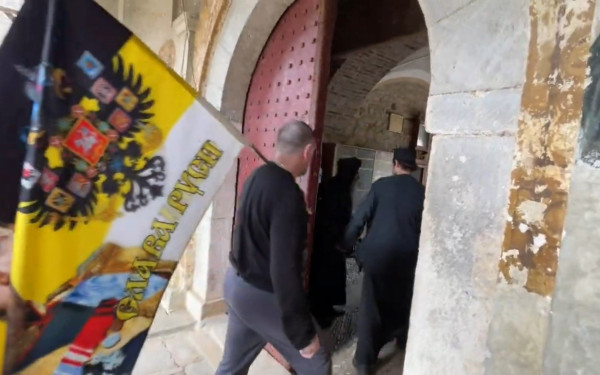 Ηγούμενος Μονής Εσφιγμένου: «Επέλαση» Ρώσων υπερεθνικιστών με λάβαρα στο υπό κατάληψη κτίριο της μονής! (βίντεο)