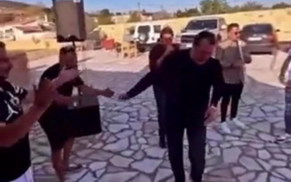 To χθεσινό τελευταίο ζεϊμπέκικο του Σκαφτούρου στην αυλή που τον δολοφόνησαν (Βίντεο) 