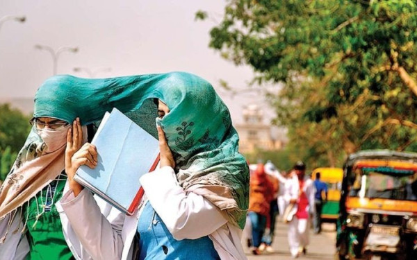 Ινδία: Κύμα ακραίου καύσωνα πλήττει το Νέο Δελχί - Πυρκαγιές ξεσπούν σε χωματερές