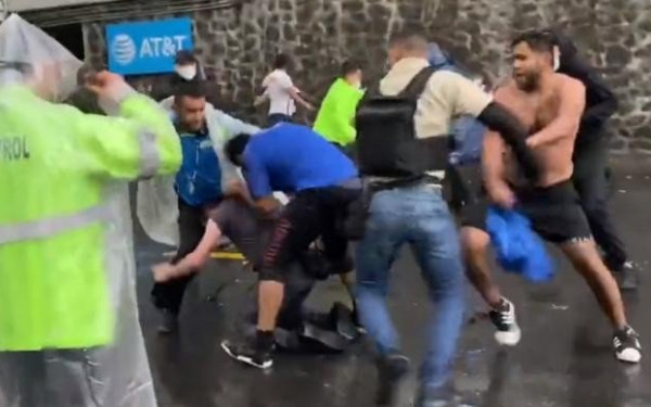 Σκληρές εικόνες από τη δράση των χούλιγκαν στο Μεξικό (βίντεο)