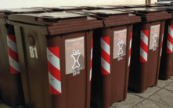 Ξεκινά η διαχείριση οργανικών αποβλήτων -35.000 καφέ κάδοι στους 35 δήμους της Περιφέρειας