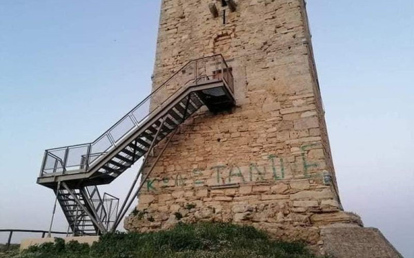 Χαλκιδική: Βανδάλισαν τον Βυζαντινό Πύργο στην Νέα Φώκαια (Φωτ.)