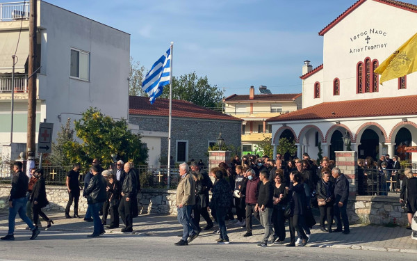 Γυναικοκτονία στην Καβάλα: Aπέραντη θλίψη στην κηδεία της 43χρονης 
