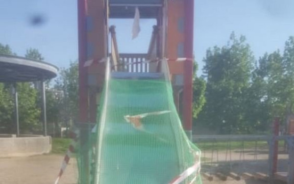 Αμπελόκηποι: Ξύλινη τσουλήθρα τυλίχθηκε στις φλόγες σε παιδική χαρά