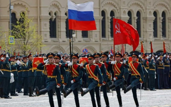 Ουκρανία: Ο Πούτιν γιορτάζει με μεγαλοπρέπεια την 9η Μαΐου, αλλά χωρίς εκεχειρία στο μέτωπο (βίντεο)