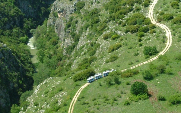 Σέρρες: Στις ράγες ξανά, μετά από επτά χρόνια, το τρενάκι στο Φαράγγι του Αγγίτη (φωτ.)