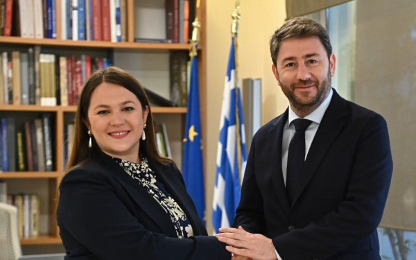 Έδωσαν τα χέρια Ανδρουλάκης και Αδάμου- Επιβεβαίωση makthes.gr 