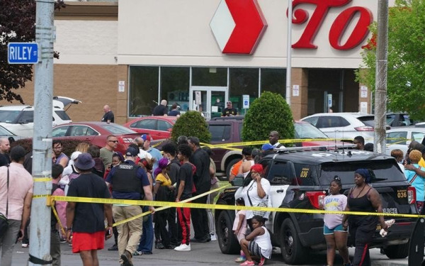 Μακελειό με δέκα νεκρούς σε σουπερμάρκετ στο Μπάφαλο - Μετέδιδε ζωντανά την επίθεση ο δράστης