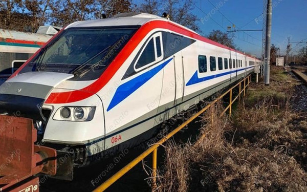 Τρένο της Hellenic Train ακινητοποιήθηκε στην Κατερίνη - Κλαδιά διέλυσαν τον παντογράφο