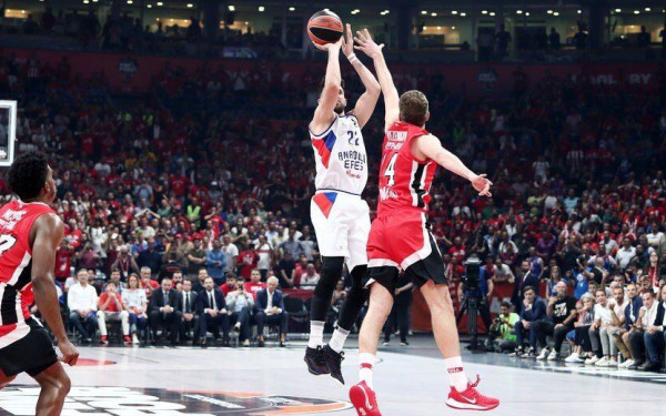 Euroleague: Ο Μίτσιτς εκτέλεσε τον Ολυμπιακό στην εκπνοή και έστειλε την Εφές στον τελικό (βίντεο)