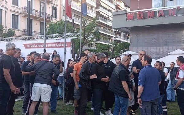 Ένταση στην εκδήλωση για τα θύματα της Γενοκτονίας - Υγειονομικοί ήθελαν να κρεμάσουν πανό στην εξέδρα 