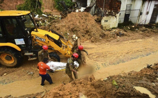 Βραζιλία: Κατολίσθηση παρέσυρε δεκάδες οχήματα -  Δύο νεκροί και τουλάχιστον 30 αγνοούμενοι