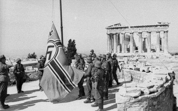 30 Μαΐου 1941: Η πρώτη πράξη αντίστασης - Όταν Γλέζος και Σάντας κατέβασαν τη ναζιστική σημαία από την Ακρόπολη!