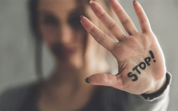 Πάνω από έξι χιλιάδες κλήσεις στο 15900 για περιστατικά βίας σε λιγότερο από ένα χρόνο