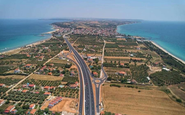 Η ανάρτηση Καραμανλή για το "ορφανό χιλιόμετρο" (φωτ.)
