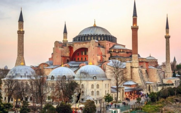 Τουρκία: Καταγγελίες για νέες φθορές στην Αγία Σοφία